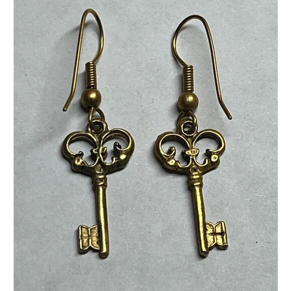 Pair of Vintage Antique Style gold Tone Key Earrings. Jewelry - Picture 2 of 4